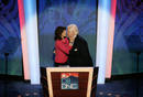 El senador Ted Kennedy besa a su esposa Vicki en la Convenci&oacute;n Dem&oacute;crata de Denver en la que ha dado un emotivo discurso de apoyo a Obama.