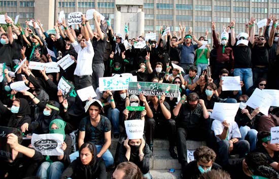 El centro de Teher&aacute;n se vuelve a llenar de cientos de miles de manifestantes