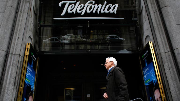 Telef&oacute;nica cae un 4,98% tras vender toda su autocartera, casi el 2% de sus acciones