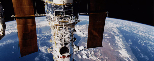 El Telescopio Espacial Hubble, con Madagascar al fondo