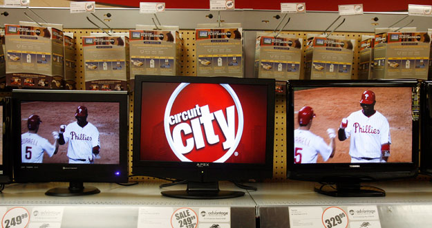 Monitores de televisión, vistos dentro de una tienda de la cadena Circuit City en Nueva York. Monitores de televisión, vistos dentro de una tienda de la cadena Circuit City en Nueva York.