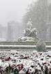 Otra imagen de la diosa Cibeles envuelta en un manto blanco.