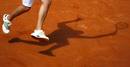 Imagen de la sombra del tenista estadounidense Mardy Fish mientras golpea la bola durante el partido contra el espa&ntilde;ol Tommy Robredo.
