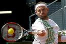 Mardy Fish golpea la bola durante el partido contra el espa&ntilde;ol Tommy Robredo