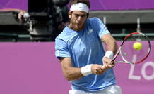 El tenista argentino Juan Martín del Potro devuelve la bola al suizo Roger Federer durante la semifinal olímpica de Londres 2012. El tenista argentino Juan Martín del Potro devuelve la bola al suizo Roger Federer durante la semifinal olímpica de Londres 2012.