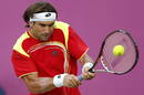 El tenista David Ferrer, durante el partido que ha disputado contra el japon&eacute;s, Kei Nishikori, en la quinta jornada de tenis de los Juegos Ol&iacute;mpicos de Londres 2012, disputado en Wimbledon y que perdi&oacute; por el resultado de 6-0,6-3 y 6-4.