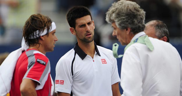 El tenista español David Ferrer (i) y el serbio Novak Djokovic (c) hablan con el árbitro Brian Earley (d) quien les dice que su partido semifinal del abierto de tenis de EEUU se aplaza para el domingo. El tenista español David Ferrer (i) y el serbio Novak Djokovic (c) hablan con el árbitro Brian Earley (d) quien les dice que su partido semifinal del abierto de tenis de EEUU se aplaza para el domingo.