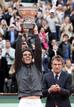 El tenista espa&ntilde;ol Rafa Nadal levanta su s&eacute;ptimo trofeo de Roland Garros tras ganar a Novak Djokovic.
