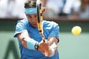 El tenista espa&ntilde;ol Rafa Nadal respnde la pelota al suizo Roger Federer en la final del torneo de Roland Garros en Par&iacute;s. El manacor&iacute; se defend&iacute;a como gato panza arriba en los primeros compases del encuentro.