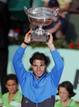 El tenista espa&ntilde;ol Rafael Nadal alza el trofeo tras vencer al suizo Roger Federer en la final del torneo de Roland Garros en Par&iacute;s, Francia, el domingo 5 de junio de 2011. Nadal derrot&oacute; a Federer por 7-5, 7-6 (3), 5-7, y 6-1 para ganar por sexta vez