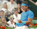 El tenista espa&ntilde;ol Rafael Nadal celebra un punto durante la final del torneo de Roland Garros que disputa contra el suizo Roger Federer en Par&iacute;s.