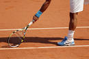 El tenista espa&ntilde;ol Rafael Nadal discute una decisi&oacute;n del juez de l&iacute;nea durante la final del torneo de Roland Garros que disput&oacute; contra el suizo Roger Federer en Par&iacute;s.