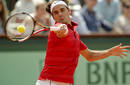 El tenista Roger Federer devuelve la pelota a Rafa Nadal en la final del torneo de Roland Garros en Par&iacute;s. El suizo arrac&oacute; m&aacute;s fuerte.