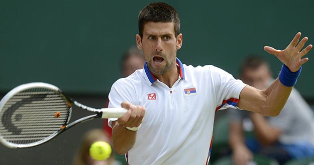 El tenista serbio Novak Djokovic devuelve la bola al australiano Lleyton Hewitt, durante los Juegos Olímpicos de Londres 2012. El tenista serbio Novak Djokovic devuelve la bola al australiano Lleyton Hewitt, durante los Juegos Olímpicos de Londres 2012.