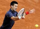 El tenista serbio Novak Djokovic devuelve la bola al espa&ntilde;ol Rafael Nadal.