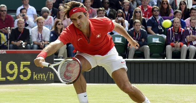 El tenista suizo Roger Federer devuelve la bola al argentino Juan Martín del Potro durante la semifinal de la competición olímpica de tenis disputada en Wimbledon, Londres. El tenista suizo Roger Federer devuelve la bola al argentino Juan Martín del Potro durante la semifinal de la competición olímpica de tenis disputada en Wimbledon, Londres.