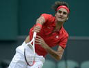 El tenista suizo Roger Federer le devuelve la bola al estadounidense John Isner durante el partido de cuartos de final de los Juegos Ol&iacute;mpicos Londres 2012, en Wimbledon.