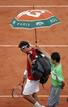 El tenista suizo Roger Federer sale de la pista central a causa de la interrupci&oacute;n por la lluvia de la final del torneo de Roland Garros que disputa contra el espa&ntilde;ol Rafael Nadal en Par&iacute;s.