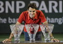 El tenista suizo Roger Federer posa con sus premios como Jugador del A&ntilde;o, el Stefan Edberg Sportsmanship Award y el Favorito de los Fans del ATPWorldTour.com.
