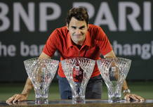 El tenista suizo Roger Federer posa con sus premios como Jugador del A&ntilde;o, el Stefan Edberg Sportsmanship Award y el Favorito de los Fans del ATPWorldTour.com.