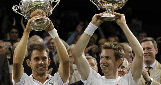 Los tenistas Jonathan Marray de R. Unido (d) y Frederik Nielsen de Dinamarca alzan sus trofeos tras ganar la final de dobles masculina ante Robert Lindstedt de Suecia y Horia Tecau de Rumania, en el Abierto de tenis de Wimbledon. Los tenistas Jonathan Marray de R. Unido (d) y Frederik Nielsen de Dinamarca alzan sus trofeos tras ganar la final de dobles masculina ante Robert Lindstedt de Suecia y Horia Tecau de Rumania, en el Abierto de tenis de Wimbledon.