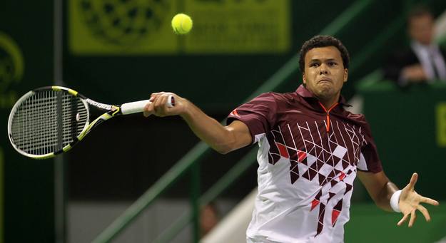 Jo-Wilfried Tsonga devuelve una bola a su compatriota Gael Monfils en la final de Doha Jo-Wilfried Tsonga devuelve una bola a su compatriota Gael Monfils en la final de Doha