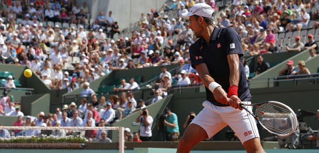 Novak Djokovic devuelve una bola al esloveno Blaz Kavcic en Roland Garros