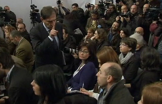 Tensa comparecencia p&uacute;blica de Berlusconi
