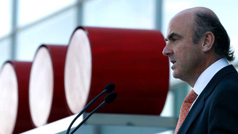De Guindos ve "normal" la tensi&oacute;n en el mercado 