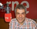 La voz de Teo S&aacute;nchez es familiar para los seguidores de RNE, ya que est&aacute; ligado a la emisora desde hace 21 a&ntilde;os. Conduce actualmente en Radio 3 el espacio de flamenco Duendeando y elabora microespacios sobre alimentaci&oacute;n para Radio 5.