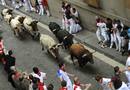 Participantes corriendo en el tercer dia de encierros de San Fermin
