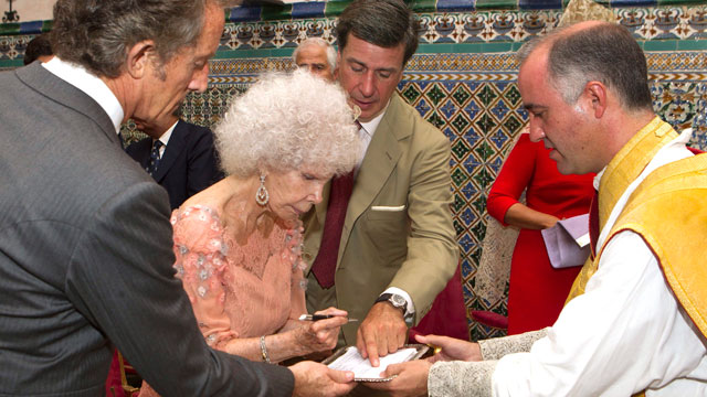 La Duquesa de Alba se ha casado hoy en Sevilla, a sus 85 a&ntilde;os, con Alfonso D&iacute;ez. 