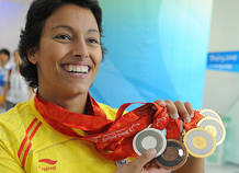 La nadadora paralímpica Teresa Perales posa con las cinco medallas conseguidas en Pekín. La nadadora paralímpica Teresa Perales posa con las cinco medallas conseguidas en Pekín.