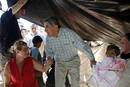 El presidente Oscar Arias, visita a los habitantes de San Isidro de Alajuela, a 50 kil&oacute;metros de San Jos&eacute; Costa Rica.