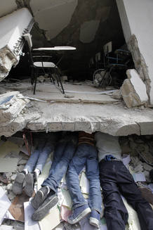 Los equipos de rescate buscan supervivientes entre las ruinas de una escuela destruita por el terremoto de Haití. Los equipos de rescate buscan supervivientes entre las ruinas de una escuela destruita por el terremoto de Haití.