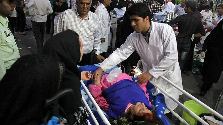 Al menos 153 muertos y 700 heridos tras una cadena de terremotos en el noroeste de Irán