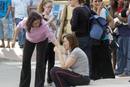 Varias mujeres en la calle Galicia de Lorca, una de las afectadas por el terremoto.