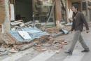 Un hombre camina por una calle de Lorca tras el terremoto.