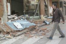 Un hombre camina por una calle de Lorca tras el terremoto. Un hombre camina por una calle de Lorca tras el terremoto.