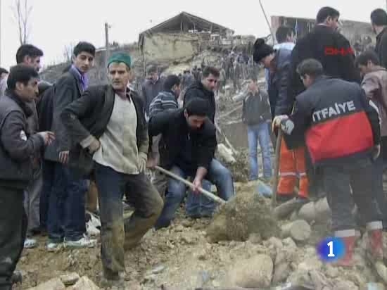 Al menos 51 personas han muerto por el terremoto de 6 grados ocurrido de madrugada en el este de Turqu&iacute;a 
