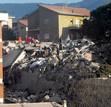 Una residencia de estudiantes se ha derrumbado tras el se&iacute;smo. En la imagen, los servicios de emergencia buscan a los desaparecidos entre los cascotes.