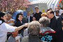 Berlusconi visit&oacute; por segundo d&iacute;a consecutivo la zona afectada por el terremoto. En la imagen, con los damnificados del pueblo de San Demetrio.