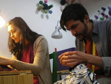 Tet&eacute; caf&eacute; costura pareja cosiendo