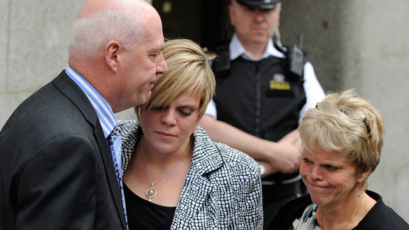 La familia de Milly Dowler tras leer un comunicado a los medios ante el tribunal de Londres. La familia de Milly Dowler tras leer un comunicado a los medios ante el tribunal de Londres.