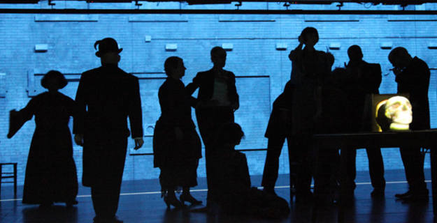 Simon McBurney produce, junto a su compa&ntilde;&iacute;a Complicite, la obra de M&iacute;ja&iacute;l Bulg&aacute;kov El maestro y margarita, el teatro m&aacute;s imaginativo que nadie haya encontrado jam&aacute;s.