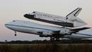 El transbordador Discovery acoplado al avi&oacute;n que le llevar&aacute; al Museo del aire y del espacio, su destino final.