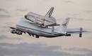 El Discovery a lomos del avi&oacute;n de la NASA desde donde parti&oacute; de Cabo Ca&ntilde;averal
