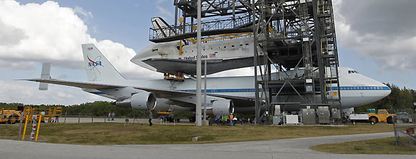 El Discovery enganchándose al avión 747 de la NASA que le transportará al Museo Smithsonian del Aire y el Espacio, en Virginia. El Discovery enganchándose al avión 747 de la NASA que le transportará al Museo Smithsonian del Aire y el Espacio, en Virginia.