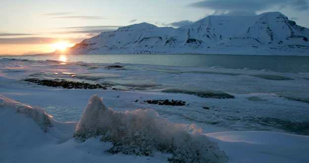 Imagen de una puesta de sol en el pueblo del &Aacute;rtico noruego de Longyearbyen.