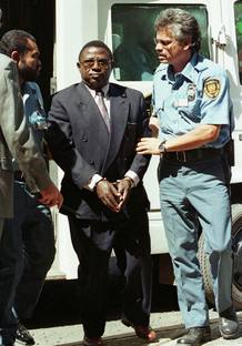 Theoneste Bagosora fue coronel del ejército ruandés y ha sido condenado a cadena perpetua por ser el mayor instigador del Genocidio de Ruanda en el que murieron 800.000 personas en 1994. Theoneste Bagosora fue coronel del ejército ruandés y ha sido condenado a cadena perpetua por ser el mayor instigador del Genocidio de Ruanda en el que murieron 800.000 personas en 1994.